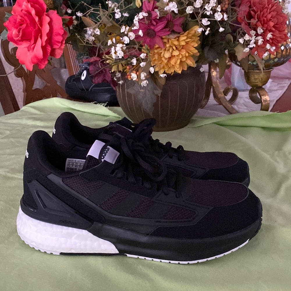 Sz 7.5 Adidas men’s sneakers
